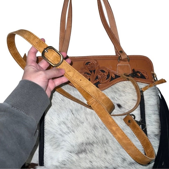 American Darling Black and White Cowhide Fringe Purse/Crossbody - Picture 5 of 6